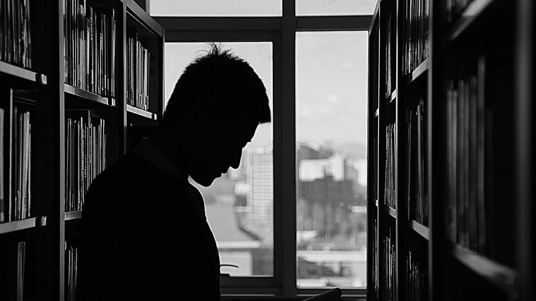 Auteur réfléchissant devant un carnet pour écrire un livre