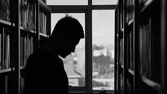Auteur réfléchissant devant un carnet pour écrire un livre